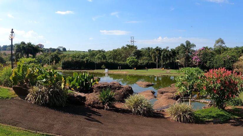 A cidade garante acesso a água potável, saneamento básico, moradia adequada, segurança, inclusão social e acesso à educação para sua população - (Reprodução/YouTube Jr Longo)