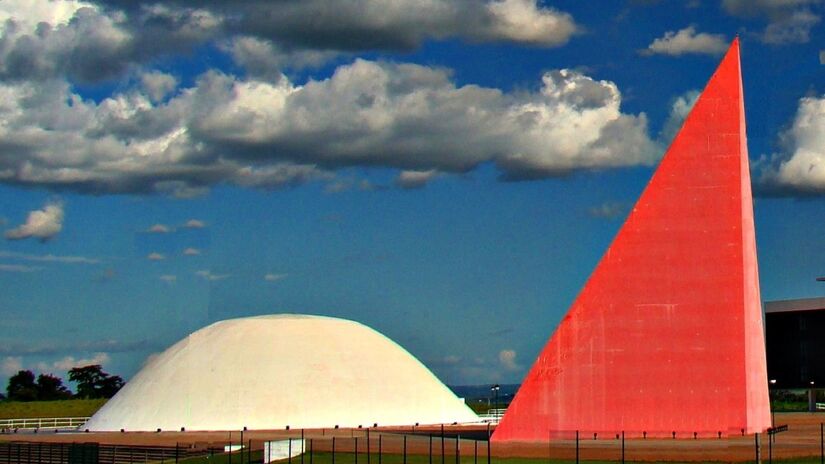 Goiânia é conhecida nacionalmente como Capital do Sertanejo. Grandes nomes da música nasceram ali e levaram o estilo para o país inteiro.