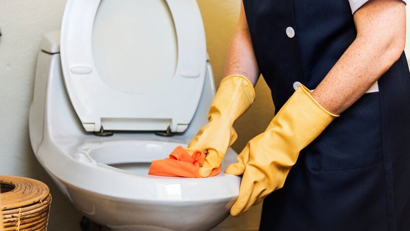 Nem todas as superfícies suportam produtos fortes. Materiais como porcelanato podem ser danificados com o uso de produtos abrasivos