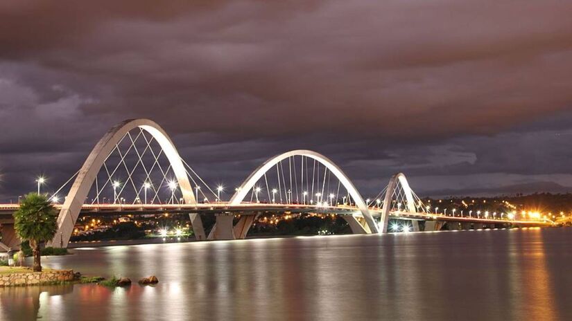 O reconhecimento global chegou para um dos maiores ícones de Brasília. A Ponte Juscelino Kubitschek foi eleita pela revista Condé Nast Traveler como uma das 27 pontes mais bonitas do mundo e figura agora ao lado de gigantes como a Golden Gate e a Tower Bridge. Sendo a única representante brasileira na lista, a obra reafirma a importância da nossa arquitetura moderna no cenário internacional e prova que os traços ousados da capital federal continuam encantando especialistas e turistas de todos os continentes.