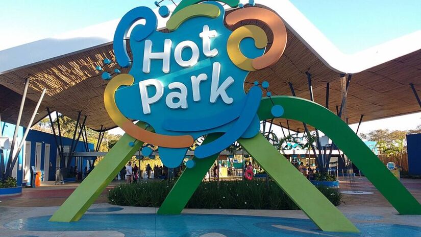 No Hot Park integrado ao complexo Rio Quente em Goi&aacute;s as piscinas de &aacute;guas naturalmente quentes atraem fam&iacute;lias com crian&ccedil;as pequenas e av&oacute;s oferecendo clima de resort, brinquedos aqu&aacute;ticos e atividades de lazer que funcionam bem em qualquer &eacute;poca do ano. Fotos: Wikimedia Commons