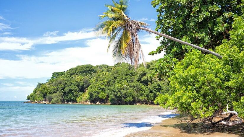 Em muitos desses destinos, planejar a viagem fora de feriados e férias escolares faz diferença no preço final, já que diárias, passeios de barco e até refeições ficam mais baratos em meses de média ou baixa temporada. Fotos: Wikimedia Commons