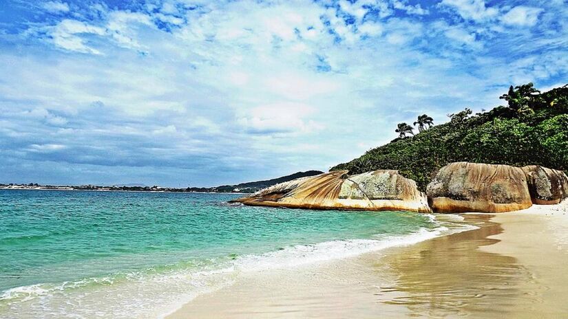 Na Ilha do Campeche, em Florianópolis, o acesso controlado mantém preservada uma das águas mais transparentes do Sul do país, permitindo ao visitante fazer um bate e volta com clima de Caribe enquanto se hospeda em bairros mais em conta da capital.