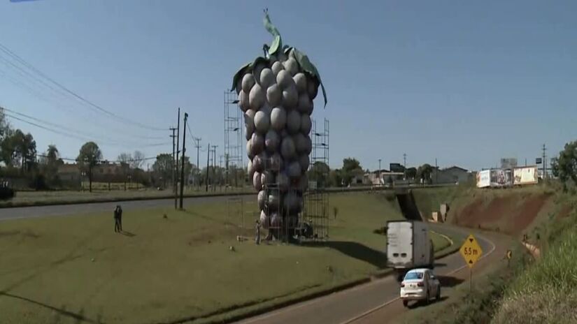Uva Gigante de Marialva (PR): Monumento que homenageia a tradição da produção de uvas e a força da agricultura local.  Reprodução/YouTube
