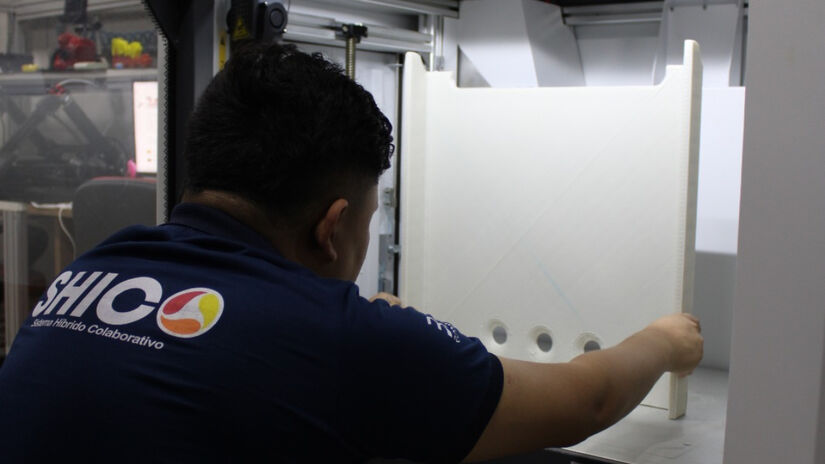 Profissional trabalhando com máquina de impressão 3D em Manaus. 