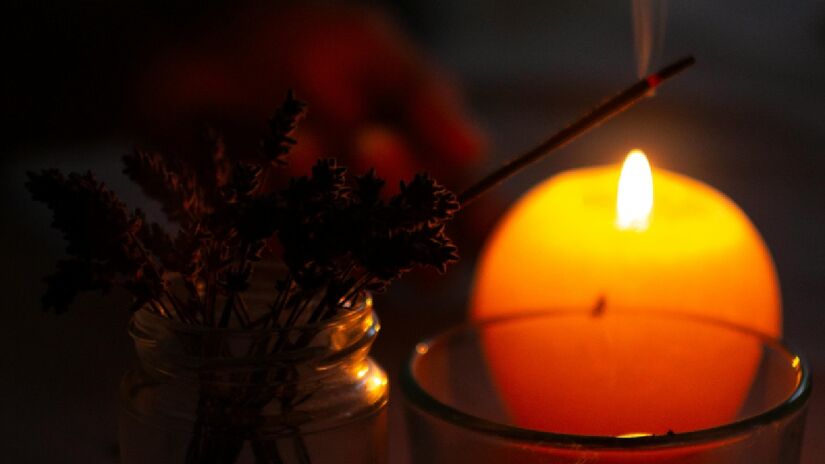 Acenda um incenso: lojas de esotéricos vendem diversos incensos, com as mais diferentes finalidades. É uma prática milenar, experimente. Imagem: Pexels
