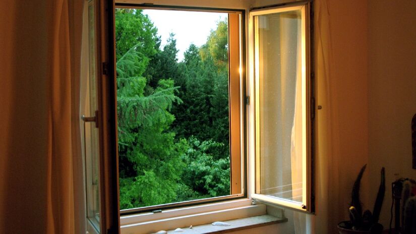 Troque o ar: para começar, abra todas as janelas e deixe o ar circular livremente por sua casa. Isso deve afastar os maus agouros. Imagem: glasseyes view/Pexels
