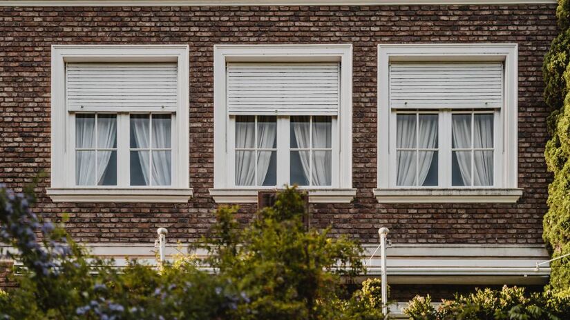 A ventila&ccedil;&atilde;o cruzada depende de aberturas bem distribu&iacute;das. Janelas pequenas ou mal posicionadas prejudicam o fluxo de ar. Vidros de controle solar e persianas venezianas ajudam a bloquear o calor sem impedir a entrada de ar.
