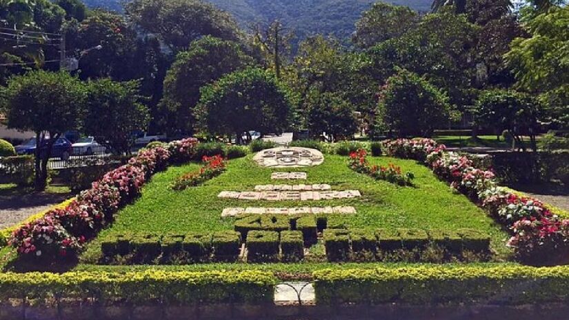 Como Po&ccedil;os de Caldas est&aacute; a cerca de quatro horas&nbsp;de S&atilde;o Paulo, a viagem &eacute; por meio de um trajeto simples. As principais rotas at&eacute; l&aacute; s&atilde;o a Rodovia Fern&atilde;o Dias (BR-381) ou a Rodovia dos Bandeirantes (SP-348), que garantem uma viagem r&aacute;pida e confort&aacute;vel - (Divulga&ccedil;&atilde;o/Prefeitura de Po&ccedil;os de Caldas)