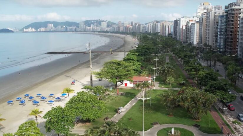 Ao longo da orla de Santos, o jardim abriga mais de 200 espécies de plantas, entre elas lírios amarelo-laranja, dracenas vermelhas, e chapéus-de-sol - (Reprodução/YouTube @Fala Vininhu)