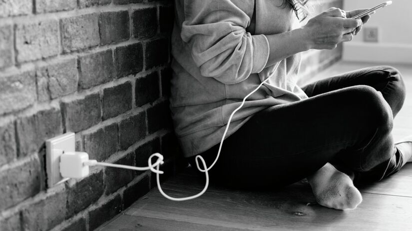 Mesmo sem celular conectado, o carregador na tomada continua consumindo energia em modo de espera, de forma silenciosa e constante