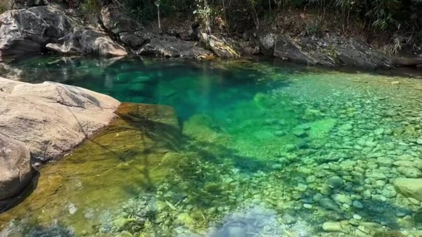 As águas cristalinas de Lavrinhas formam piscinas naturais entre as pedras e atraem visitantes que buscam um refúgio de natureza perto da capital paulista.