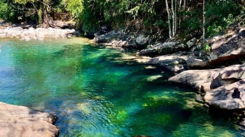 A região de Lavrinhas combina trechos de mata preservada, trilhas acessíveis e poços de água azulada que lembram destinos famosos do Centro-Oeste.