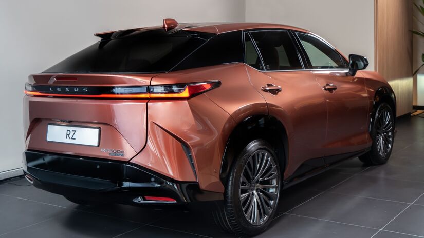 Modelo se beneficia da posição da bateria, instalada entre os eixos e sob o assoalho, e do uso do próprio conjunto como parte da estrutura do veículo.