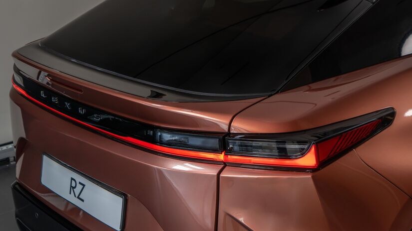 Novo RZ 500e tem dois motores elétricos, com 167 kW cada um, com 381 cavalos de potência total e 26,9 kgfm de torque instantâneo.