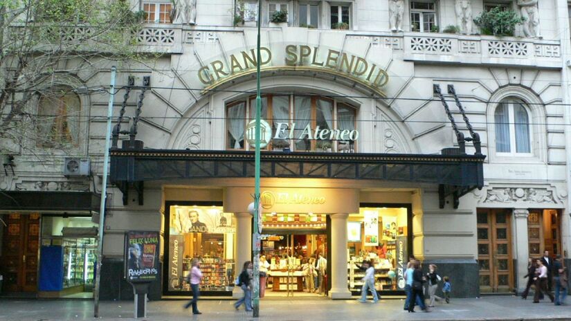 Primeiro, abrigou o Teatro Nacional Norte. Em 1919, foi comprado pelo empresário Max Glücksmann, reformado e rebatizado como Splendid Theater. Fotos: Wikimedia Commons