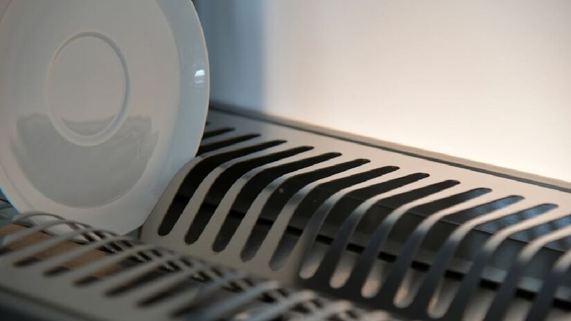 Segundo o biomédico Roberto Martins Figueiredo, conhecido como Dr. Bactéria, os panos de prato são contaminados por germes, o que pode afetar a saúde dos moradores da casa. Para ele, o ideal é deixar que a louça seque naturalmente - (Serena Koi/Pexels)