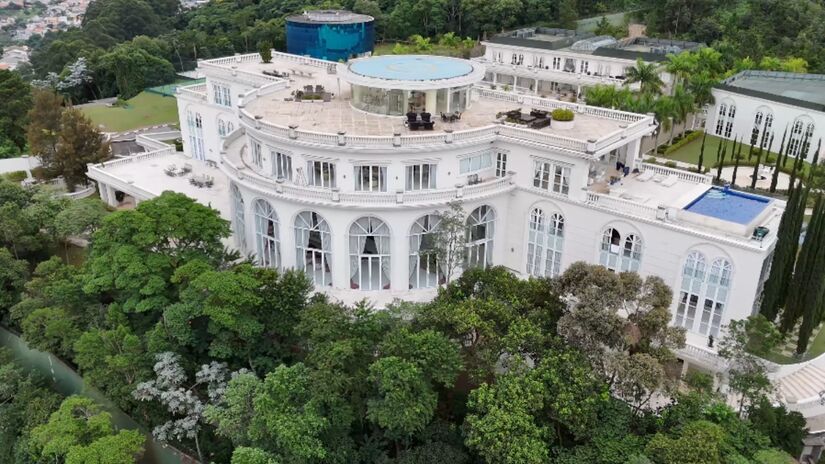  A decoração também mantém o alto nível, com um estilo clássico e suntuoso, tendo peças de arte e móveis de grife espalhados pelos cômodos - (Reprodução/YouTube Drone.v7)