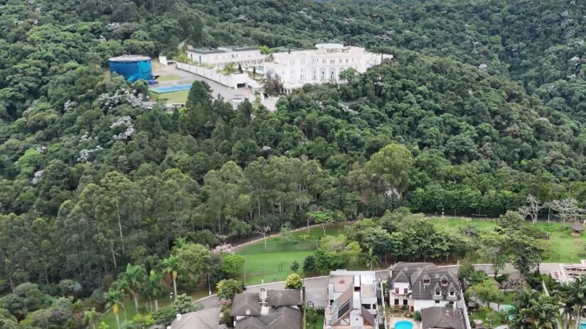 A maior mansão do Brasil está em Alphaville, São Paulo - (Reprodução/YouTube Drone.v7)