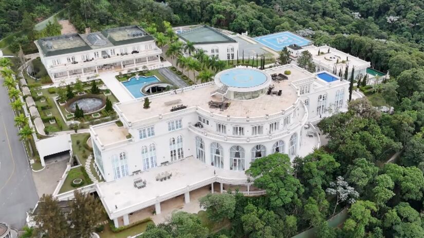 O imóvel possui impressionantes 17,8 mil metros quadrados de área construída. A residência lidera o ranking das maiores do Brasil desde 2014, quando terminou de ser construída - (Reprodução/YouTube Drone.v7)