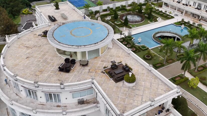 Com 17,8 mil metros quadrados, a estrutura arquitetônica do imóvel é tão impressionante que chega a ser comparada a um hotel. No total, são 18 quartos e 14 banheiros - (Reprodução/YouTube Drone.v7)