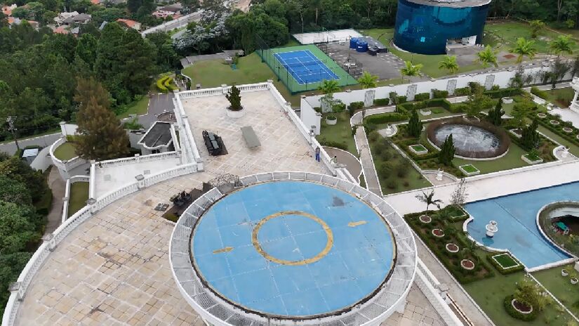 Os jardins da propriedade foram inspirados nos famosos Jardins de Luxemburgo, em Paris - (Reprodução/YouTube Drone.v7)