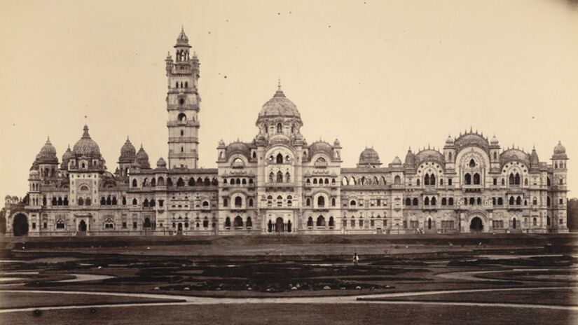 A obra começou em 1878 e foi concluída em 1890, sob comando de arquitetos britânicos como Major Charles Mant e Robert Fellowes Chisholm.