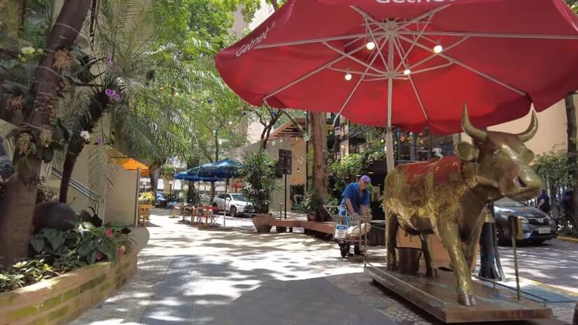 Ela chama a atenção de quem passa pela mistura de cores, luzes e restaurantes que lembram pequenas vilas europeias