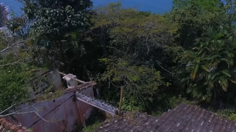 O apresentador morreu em 17 de março de 2009, e desde então, com o passar do tempo, o local, situado em um ponto alto entre as praias do Léo e do Meio, próximo à divisa com Paraty (RJ), se tornou cada vez mais abandonado - (Reprodução/YouTube Marcel Jurado - FPV BACANA)