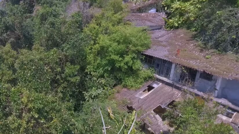 A construção é grandiosa, com 4,3 mil metros quadrados, 20 cômodos, nove banheiros, sauna, piscina e até uma passagem secreta que levava à rodovia Rio-Santos - (Reprodução/YouTube Marcel Jurado - FPV BACANA)