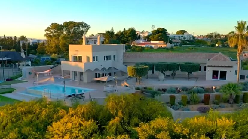 Mansão é reconhceida como uma das mais bonitas do país e serve de lar para férias do jogador