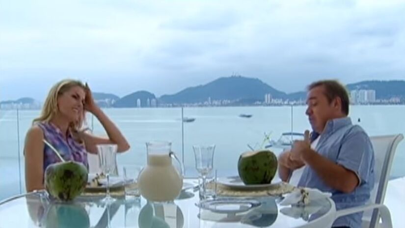 O interior da mansão ajuda a explicar a fama de casa única. Em 2013, a apresentadora Ana Hickmann visitou o imóvel para um programa especial na Record e mostrou detalhes da arquitetura incomum.