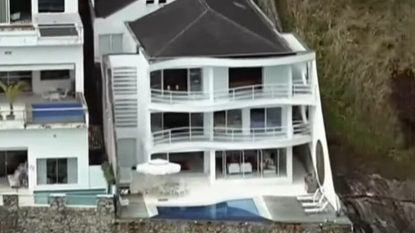 A mansão foi comprada por Gugu em 1993, período em que ele comandava atrações de grande audiência no SBT, como o "Domingo Legal" e o "Sabadão Sertanejo". 