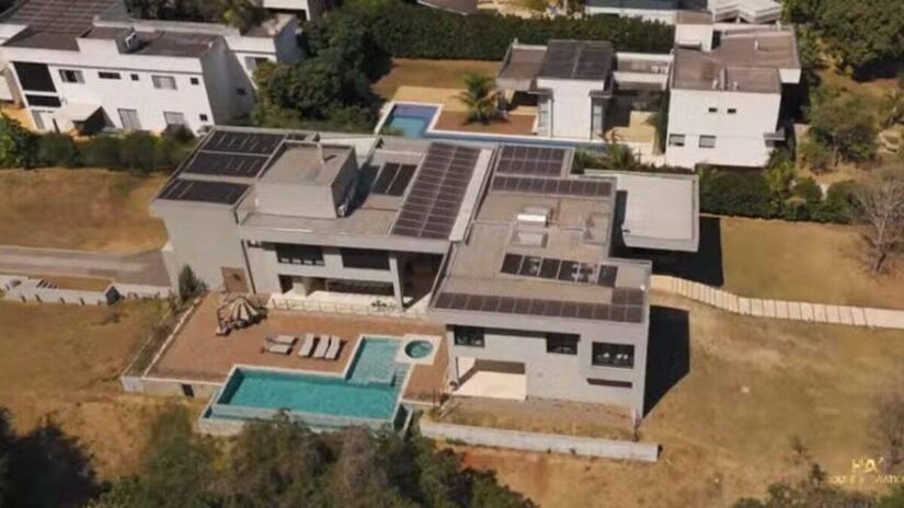 A propriedade em Goiânia, que pertenceu a Virginia Fonseca e Zé Felipe, é avaliada em impressionantes R$ 29 milhões. Este valor a coloca no topo das transações de celebridades recentes com avaliação explícita, superando os bens de Ana Castela.