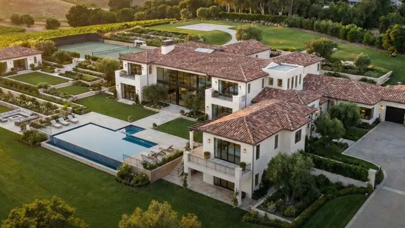  casa tem 1,7 mil metros quadrados, com nove quartos e 20 banheiros/Divulgação