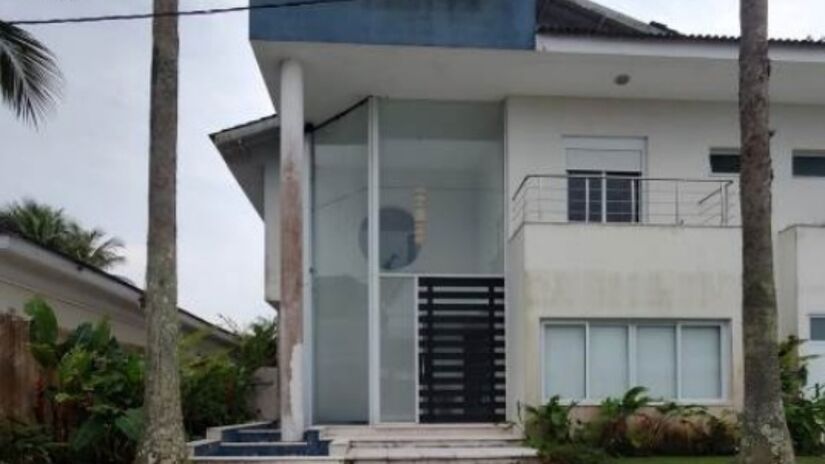 Imóvel possui 1 mil metros quadrados, sete quartos, oito banheiros, churrasqueira, escadaria e mais.