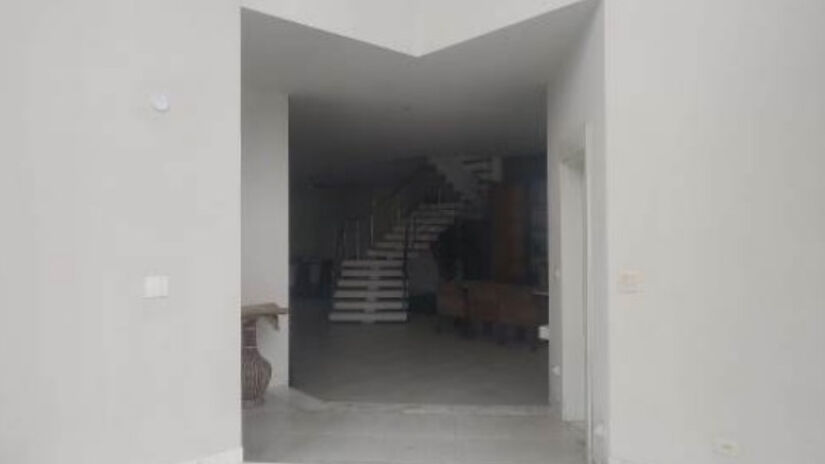 Sala íntima, sala de brinquedos, cinco suítes com banheiro privativo, closet e terraço cada compõem áreas de lazer do imóvel.