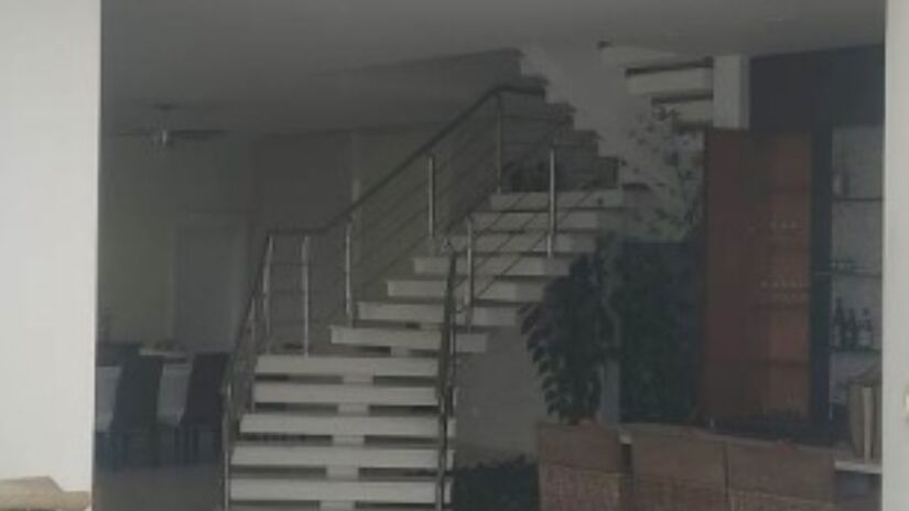 Imóvel possui ainda piscina com raia, área ajardinadas, sauna com banheiro, churrasqueira com banheiro e depósitos.