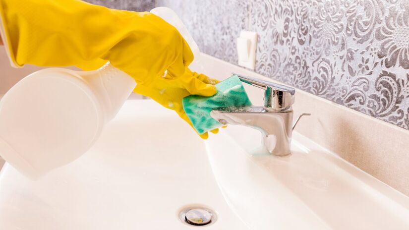 Manter uma rotina de limpeza semanal, principalmente nas áreas que acumulam mais umidade é essencial (Fotos: Freepik)