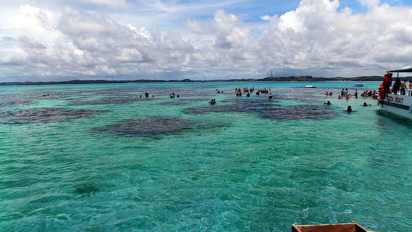 Em Maragogi, no litoral de Alagoas, as piscinas naturais de água azul turquesa aparecem na maré baixa e formam o cenário perfeito para quem quer sentir clima de Caribe pagando em real e com opções de pousadas simples ou mais sofisticadas.