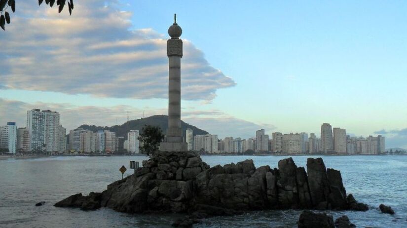 Marco Padr&atilde;o &eacute; um monumento que homenageia o quarto centen&aacute;rio da funda&ccedil;&atilde;o do munic&iacute;pio (Foto: Eric and Christian/Wikimedia Commons)