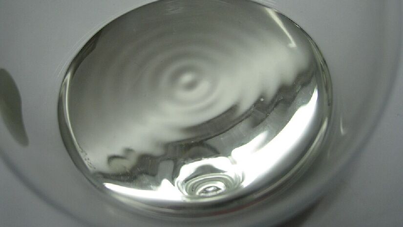 Mercúrio é metal líquido altamente tóxico para o ser humano. Imagem: Wikimedia Commons