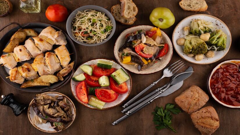 Fazer de cinco a seis pequenas refeições por dia ajuda a manter o metabolismo ativo e evita picos de fome