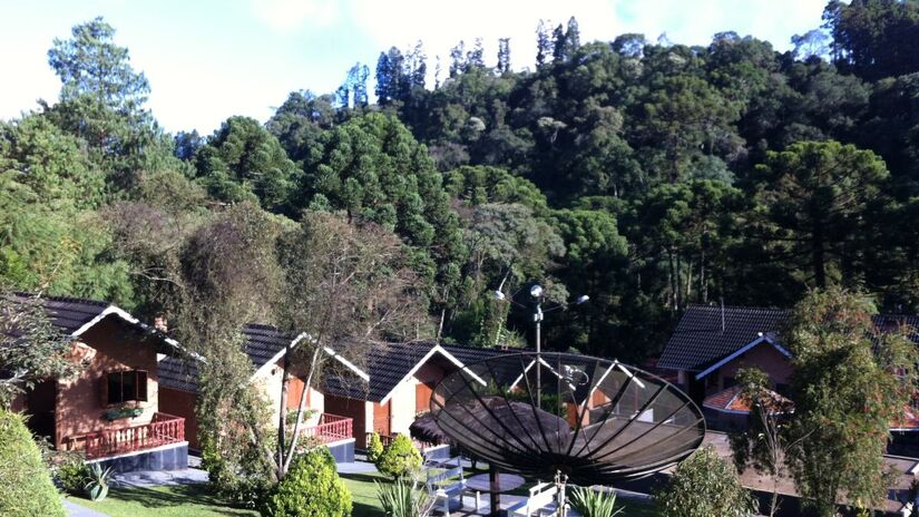 Do lado mineiro da Mantiqueira, Monte Verde se autodenomina "suíça mineira" e faz jus ao título. Ao cruzar a divisa entre São Paulo e Minas Gerais, o visitante encontra uma vila de montanha com arquitetura de inspiração europeia, lojas de chocolate, bons restaurantes e um frio constante, que convida ao casaco pesado praticamente o ano todo. Fotos: Wikimedia Commons