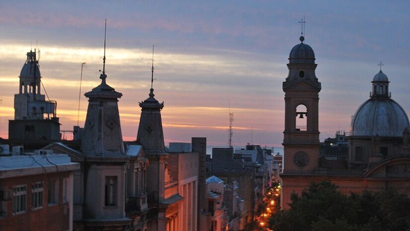 Como informa o El Cronista, o Uruguai não só lidera atualmente, como vem subindo no ranking há vários anos, graças ao investimento nos setores citados (Ana Raquel S. Hernandes/Wikimedia Commons)