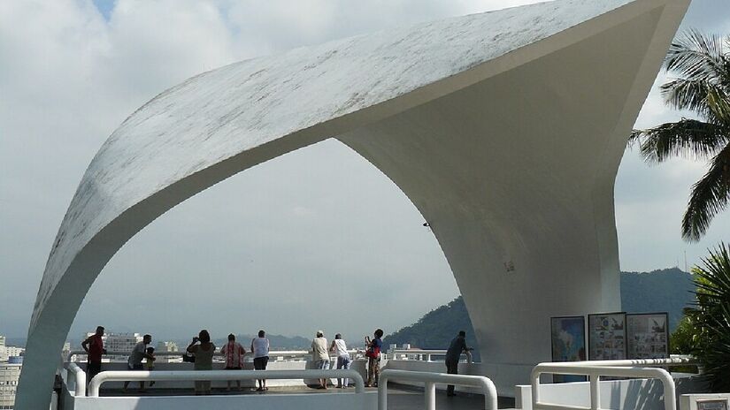 Projetado pelo arquiteto Oscar Niemeyer, o Monumento 500 Anos &eacute; um mirante de onde se tem uma vis&atilde;o panor&acirc;mica das praias de S&atilde;o Vicente e de Santos (Foto: Pēteris/Wikimedia Commons)