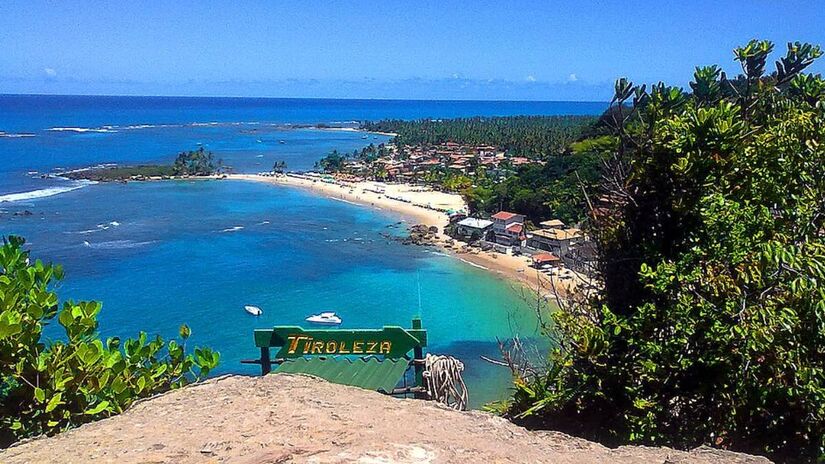 Entre Morro de São Paulo e Boipeba, na Bahia, o turista encontra praias de água morna e clara, com ruas de areia, coqueirais e pousadas para todos os tipos de bolso, em um dos trechos mais procurados por quem busca um Caribe brasileiro com clima de vila.