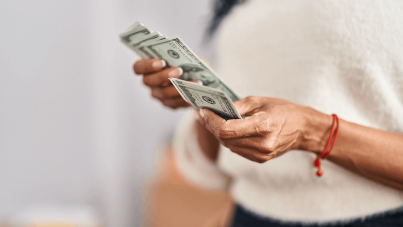 Em 2026, a pr&aacute;tica Feng Shui sugere que a posi&ccedil;&atilde;o da &aacute;rvore dentro de casa influencia a fluidez do chi, a energia vital, e ajuda a fortalecer vibra&ccedil;&otilde;es ligadas a dinheiro e oportunidades.