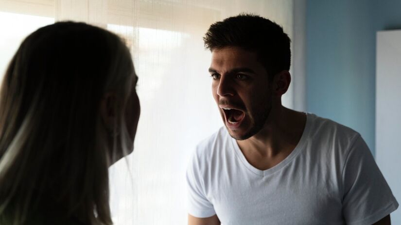 Em empresas, a arrogância surge como cultura de invulnerabilidade, com decisões sem transparência, segredo interno e a sensação de que não precisam prestar contas (Fotos: Freepik)