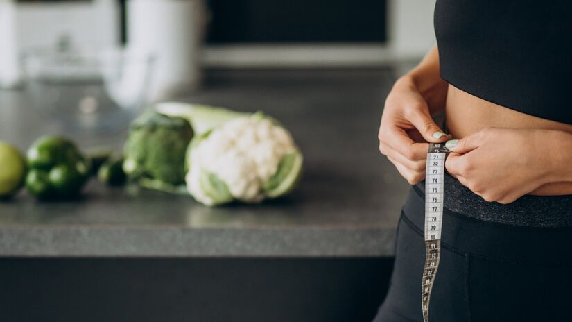 Além de perder mais peso, quem adotou a estratégia também reduziu a cintura, melhorou a pressão e a hidratação do corpo (Fotos: Freepik)